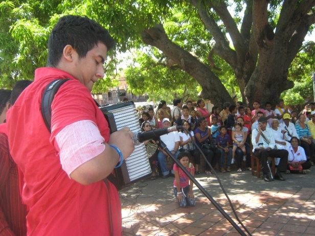 El Rey Vallenato Fernando Rangel, en la serenata al Palo e' mango . FFLV