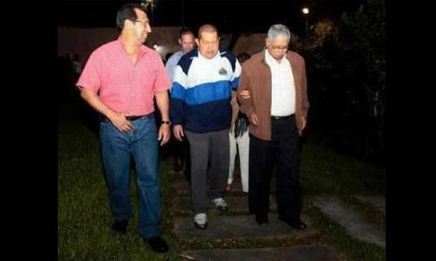 El presidente Chávez realiza una caminata acompañado de su hermano Adán 