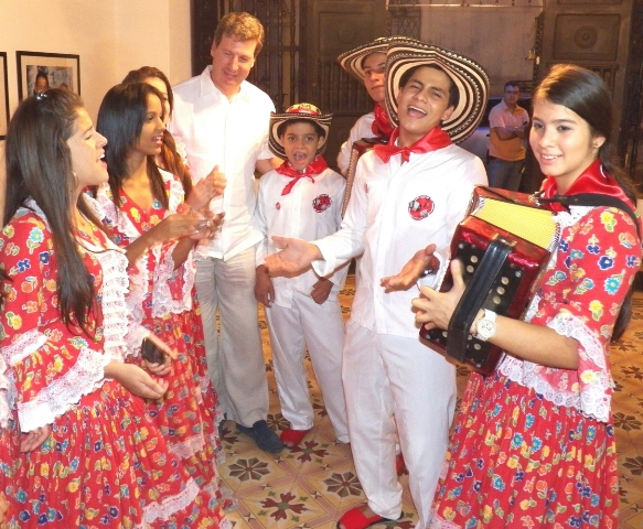 Los Niños del Vallenato de la Escuela Rafael Escalona y Juan Carlos Archila, presidente de Claro.