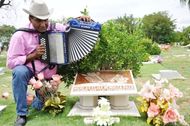 Con lágrimas y cantos el Rey Vallenato agradeció a sus padres. 1