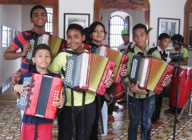 Los Niños del Vallenato de la Escuela 'Rafael Escalona Martínez' en ensayo. 1.-