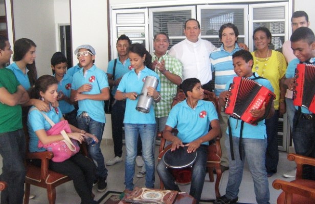 Los Niños del Vallenato Escuela Rafael Escalona, en visita a Monseñor Pablo Salas