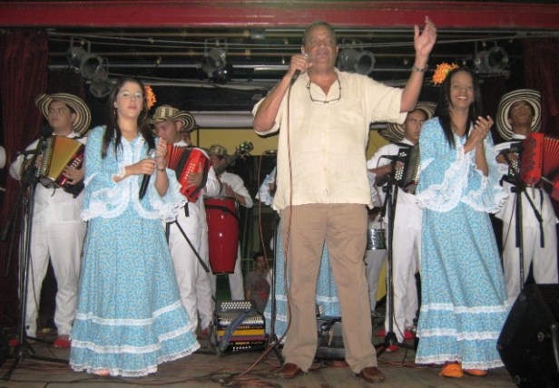 El Consul Helio Rafael Zuleta, con Los Niños del Vallenato Escuela Rafael Escalona