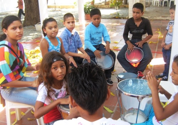 Niños estudiantes becados 1.-