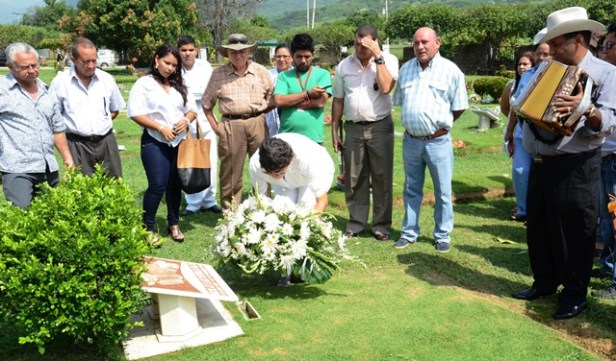 Ofrenda Floral a 'Colacho' Mendoza