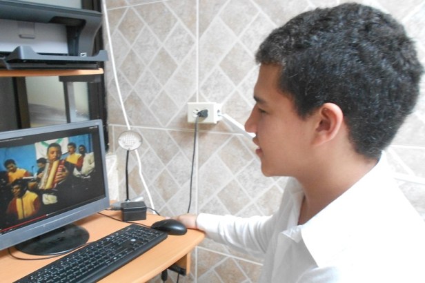 Juancho Rois Dereix, escuchando las notas de su papá. 