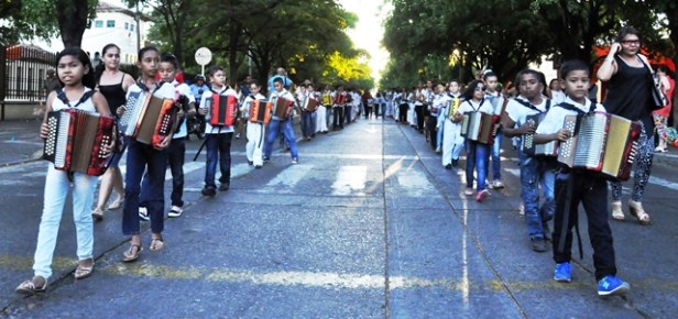 Desfile acordeoneros 1.-