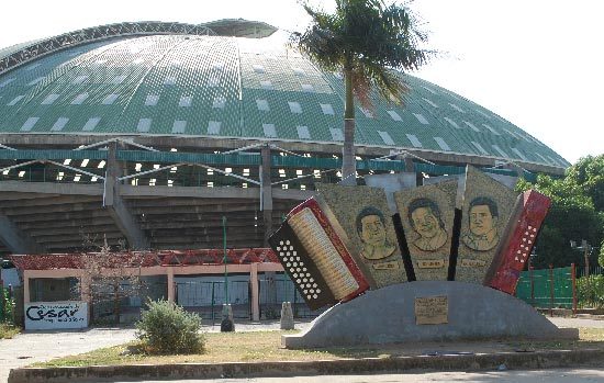 Una abstracción del acordeón donde se resaltan los rostros de Diomedes Díaz, Jorge Oñate y Poncho Zuleta, se aprecia al frente del Coliseo Cubierto Julio Monsalvo. EL PILÓN / Joaquín Ramírez.