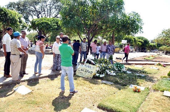 A diario llegan ciento de seguidores al cementerio Jardines de Ecce Homo para visitar la tumba de Diomedes Díaz. EL PILÓN / Joaquín Ramírez.