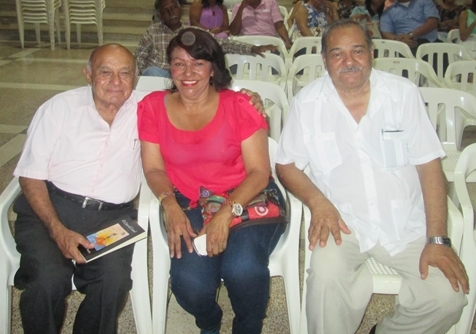 Entre las personalidades que asistieron al acto vemos en la gráfia al Doctor Jose Antonio Murgas, ex-gobernador del Cesar, Ana D Mejía, poetiza y el doctor Alvaro Becerra Murgas, escritor e investigador cultural.