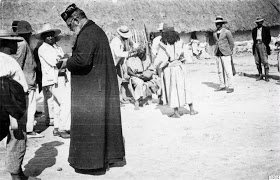  Los Capuchinos imponían como castigo a los arhuacos,el corte del cabello en 1915.Fotografía tomada en San Sebastián de Rabago,hoy Nabusimake,por Gustaf Bolinder