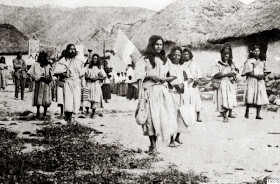  Procesión de las Tres Ave Marías en San Sebastián de Rabago,a los arhuacos se les obligaba a quitarse el gorro y a participar en dichos actos religiosos.Fotografía tomada en 1915 por Gustaf Bolinder