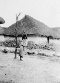 Niña indígena arhuaca, castigada por los capuchinos
