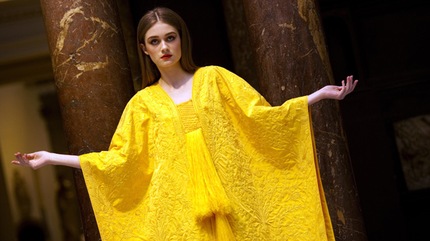 Una capa bordada con seda natural de 1,2 millones de arañas. Para la elaboración de esta prenda, bordada a mano, fueron necesarios casi 8 años. Texto completo en: http://actualidad.rt.com/ciencias/view/125447-tecnologia-materiales-extranos-futuro. AFP Adrian Dennis