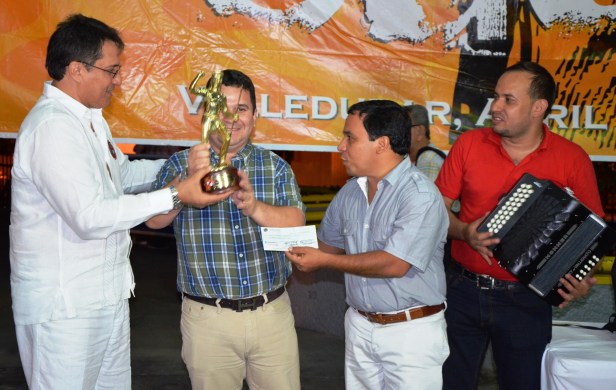 Entrega de premios al Rey Vallenato Gustavo Osorio Picón.