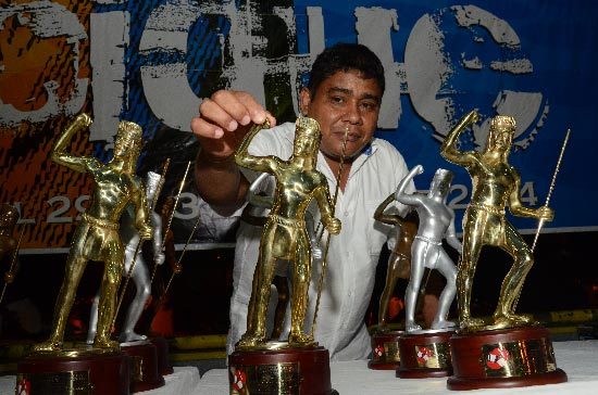 Walter Arland durante la ceremonia de premiación junto a las 21 estatuillas de su creación. Foto: Adamis Guerra