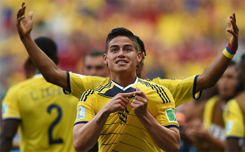 James Rodríguez señala el escudo con los brazos de Cuadrado de fondo | Foto: AFP