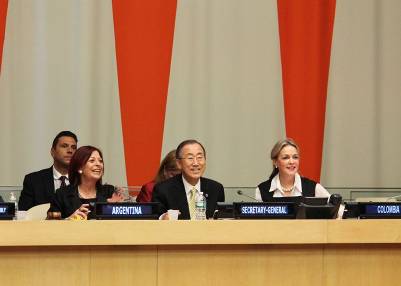 La embajadora de Argentina y presidenta del GAE, María Cristina Perceval (izq.); el secretario general de la ONU, Ban Ki-moon (centro); la embajadora de Colombia, María Emma Mejía (der.). Foto: ONU.