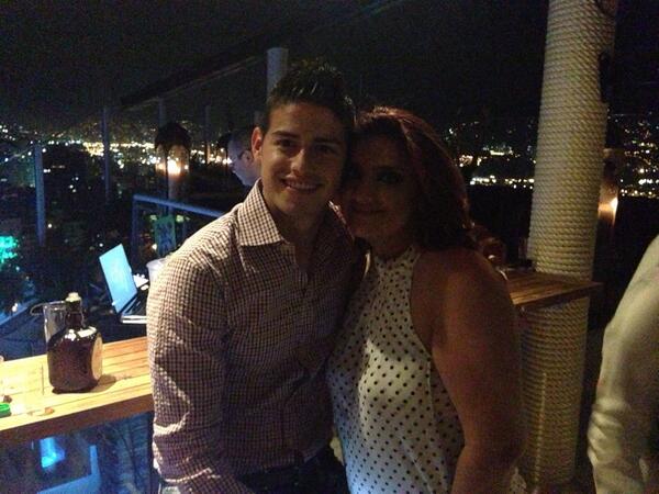 Pilar es de las mamás que le gusta la salsa, el regguetón y no se pierde un partido de su hijo así sea por televisión.