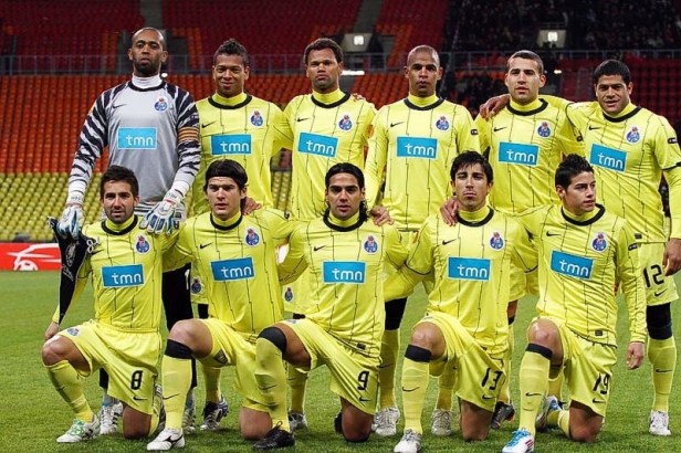 James Rodríguez junto a sus compañeros del Porto en la foto oficial del partido de ida frente al CSKA Moscú por los octavos de final de la UEFA Europa League 2010-11.