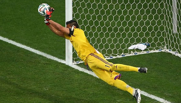 Romero ataja un penal en la semifinal ante Holanda. Foto: EFE.