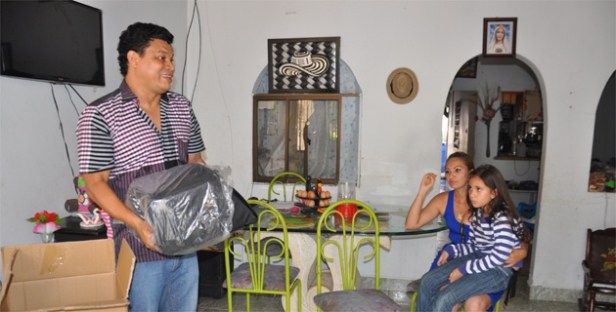 walfredo_gutierrez_cuando_le_hacia_entrega_del_acordeon_a_la_menor