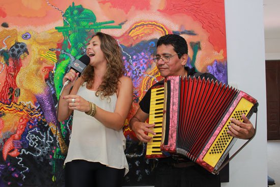 Lucrecia Longarini y Néstor Acuña se encuentran en Valledupar compartiendo la música de acordeón de su país en este festival de la capital del Cesar. Jair Daniel Ramírez/ EL PILÓN
