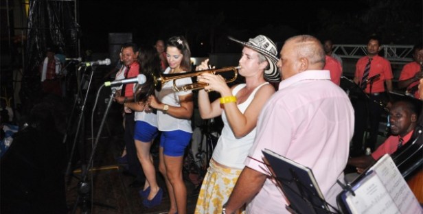 Maite Hontelé y Juan Piña en el escenario de la Plaza Cultural de Majagual. Por: José Luis Cruz
