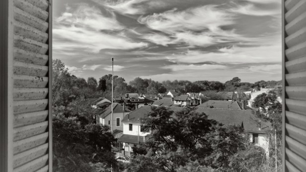 Vista al barrio de Agronomía desde la habitación de Cortázar. Fotografia de Bernardo Cornejo Maltz, con la colaboracion de Mora Langer. Se puede ver el trabajo completo en www.bernardocornejo.com