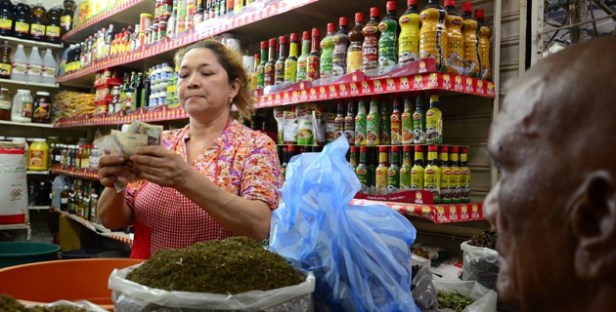 María Eva vende sus “tesoros” en el mercado.