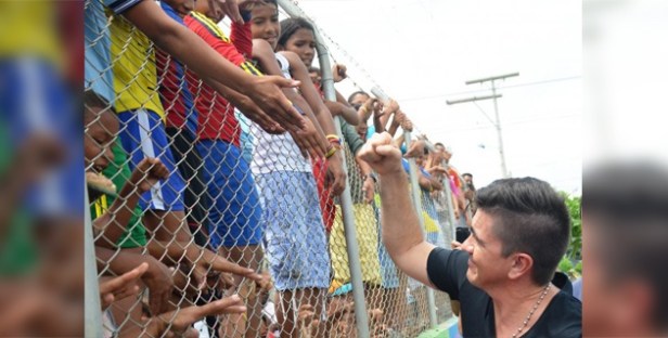 Juanes saluda a los niños del barrio Villa Cielo.Por: Dairo Daguer Polo