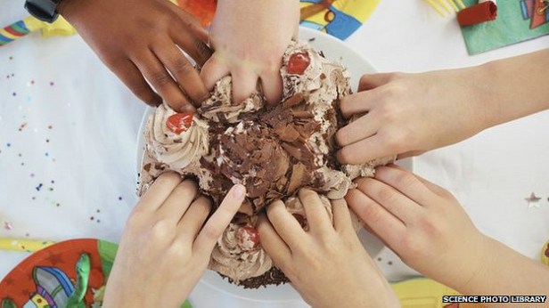 On una población más pequeña, menos gente comparte el PIB, por lo que cada persona obtiene más.