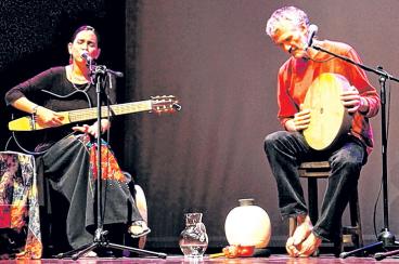 El narrador junto a la cantautora Marta Gómez, en el espectáculo 'Dar a luz', que presentó en Cali en el 2012.Especial para GACETA