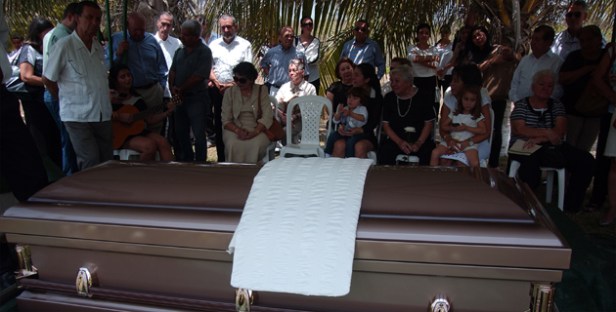 En medio de canciones de Escalona y Esthercita Forero fue despedido el fotógrafo por sus familiares y amigos.