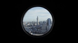 Bastaba ingresar en la deriva placentera del ciudadano que se deja llevar por sus preferencias callejeras, y casi siempre mi paseo terminaba en el barrio de las galerías cubiertas, quizá porque los pasajes y las galerías han sido mi patria secreta desde siempre. Aquí, por ejemplo, el Pasaje Güemes, territorio ambiguo donde ya hace tanto tiempo fui a quitarme la infancia como un traje usado.