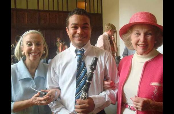 Evelia González Porto, Presidenta de la Fundación Tocando Puertas para Abrir Futuros, Juan Camilo González y Hellen Marie Taylor
