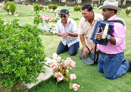 Con lagrimas y cantos el Rey Vallenato agradeció a sus padres. Foto Daniel Gutiérrez Palomino