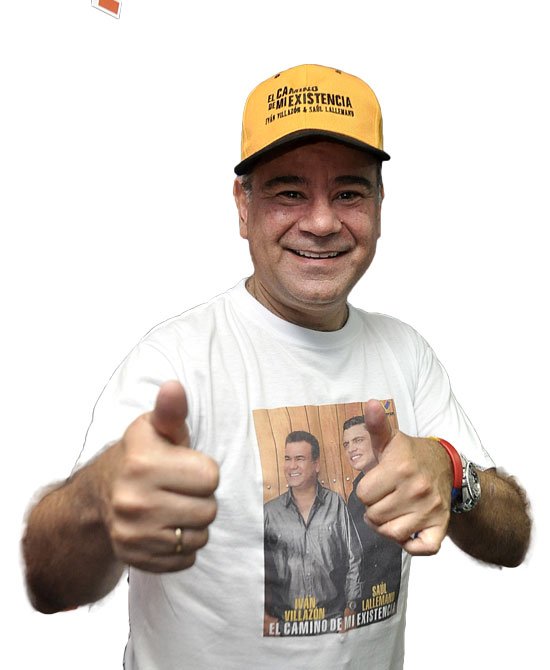 Con una sonrisa Iván Villazón demuestra la satisfacción con ‘El Camino de mi Existencia', su nueva producción musical acogida por los amantes del vallenato. EL PILÓN / JOAQUÍN RAMÍREZ