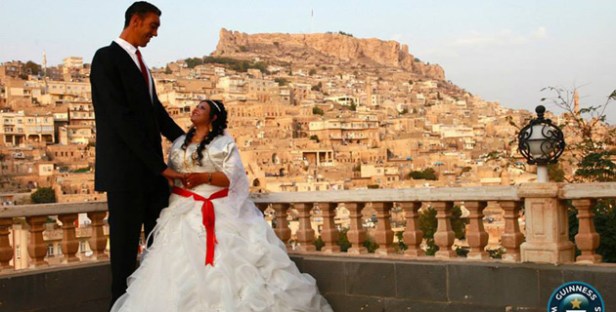 El año pasado se casó con Merve Dibo, una joven siria de 21 años, que con su 1.75 metros de estatura solo le llega hasta su cintura.