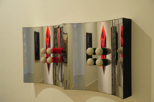 Espacio contraste (1971), de Yutaka Toyota. Madera, acrílico y plástico. 120 x 60 cm.