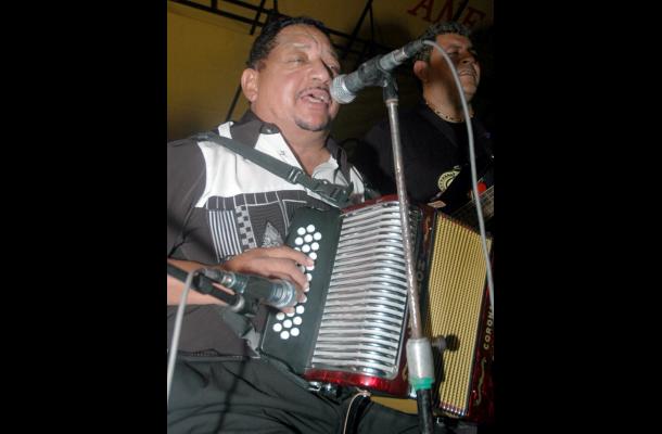 El acordeonero, compositor y cantante, Lisandro Meza, lleva grabados 124 trabajos discográficos. //