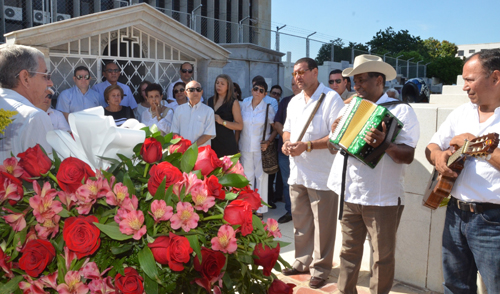 Ofrenda floral en la tumba de Fredys Montero Cabello. 1.- Foto Adamis Guerra.
