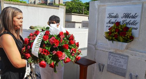 Ofrenda floral en la tumba de Fredys Montero Cabello. Foto Adamis Guerra.