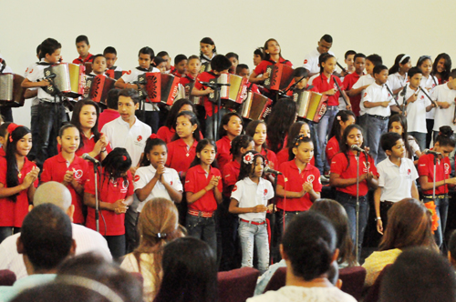Estudiantes becados por Claro y Fundación FLV.