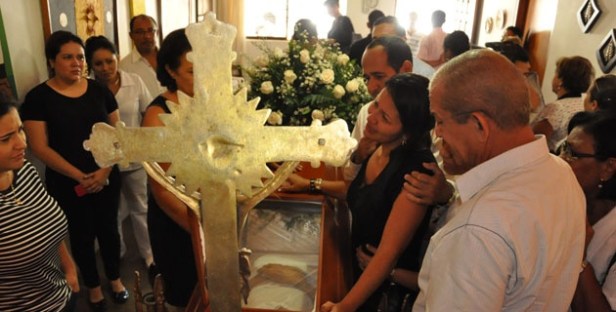 hija_de_lolita_acosta_en_el_feretro_de_su_madre_2