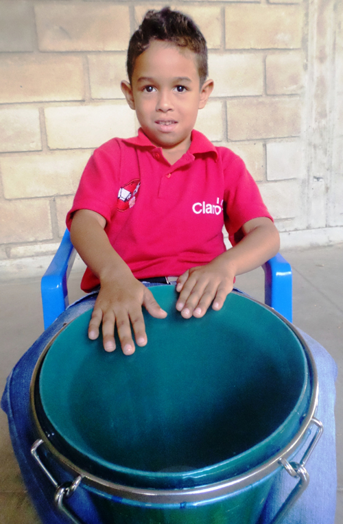 Josué David Carmona Orozco, a sus cinco años, es el cajero menor de Los Niños del Vallenato de la Escuela Rafael Escalona