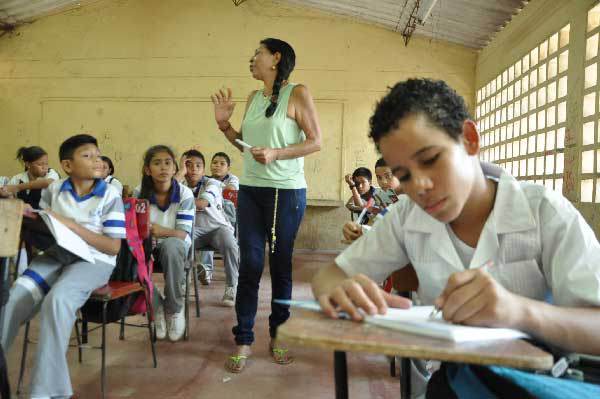En el salón 604 de la Institución Educativa José Eugenio Martínez, Juan Baustista Escalona comparte seis horas de clases con sus compañeros. “Ahora mi día de clases es normal, como el de todo niño gracias a Dios”. EL PILÓN / Joaquín Ramírez.