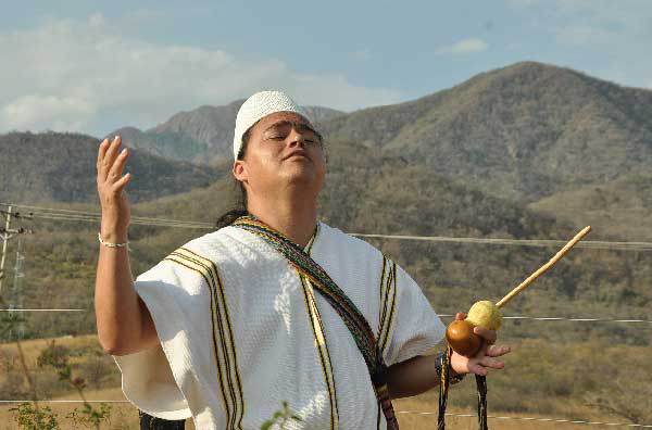 Con el aire que trasmiten las montañas y un sol apaciguado con la caída de la tarde, Kandymaku se encontró con su cultura ancestral y así contó la historia del “sapo, sapo, sapo, sapo sin colmillo”. EL PILÓN / Joaquín Ramírez.