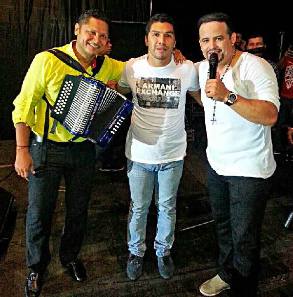 En la fotografía aparece Salvador Cabañas en pleno concierto con Nelson Velásquez y José Fernando 'el Morre' Romero. El concierto fue en Asunción, Paraguay.