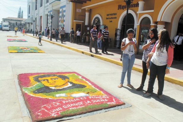 Alfombras de aserrín en homenaje a Rubén Darío fueron exhibidas en una de las calles del centro de León.